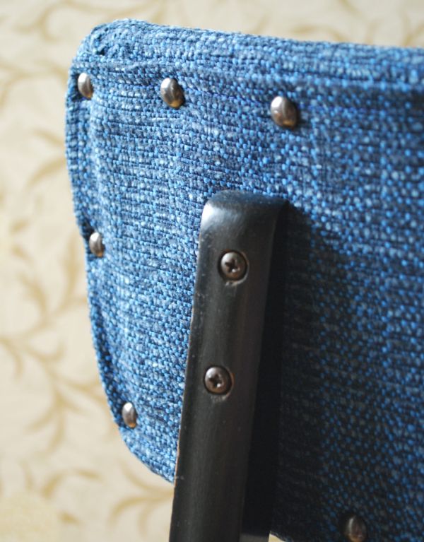 ダイニングチェア アンティーク チェア スカンジナビアンなヴィンテージチェア、ブルー×ブラックのダイニングチェア。新しいブルー色の生地に張り替えています。(x-381-c)