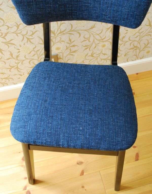 ダイニングチェア アンティーク チェア スカンジナビアンなヴィンテージチェア、ブルー×ブラックのダイニングチェア。座面もしっかりとクッションが入っています。(x-381-c)