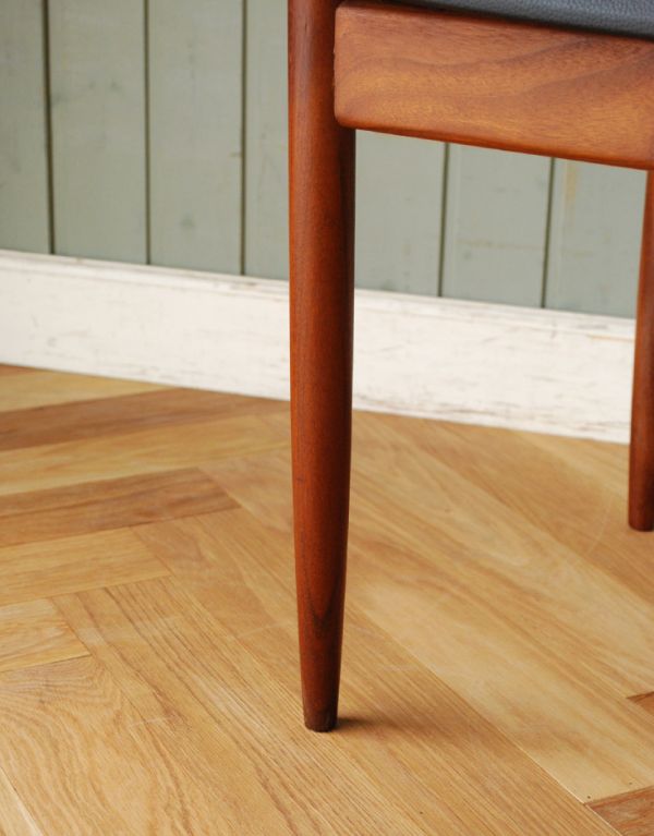 G-PLAN(Gプラン) アンティーク チェア ビンテージの北欧椅子、木製フレームのG-planダイニングチェア。移動もラクラクHandleのアンティークチェアの脚の裏には、フェルトキーパーをお付けしていますので、床を滑らせてお使い頂けます。(x-463-c)