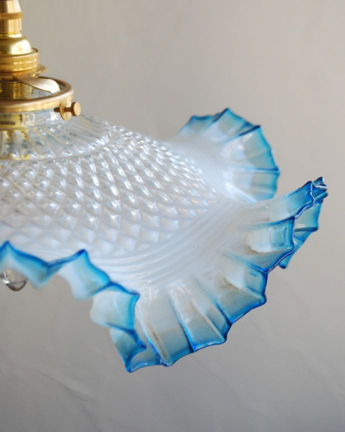 ペンダントライト　照明・ライティング　憧れのアンティークミルクシェード ペンダントライト（コード・シャンデリア電球・ギャラリーA付き）。シェードは、アンティークのため、誤差があったり、キズ、汚れが入っている場合もあります。(x-403-z-1)