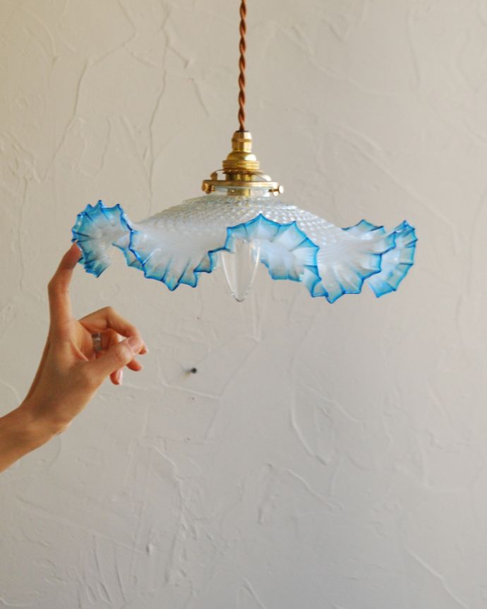 ペンダントライト　照明・ライティング　憧れのアンティークミルクシェード ペンダントライト（コード・シャンデリア電球・ギャラリーA付き）。アンティークのミルクガラスは、光を通すとなんとも言えないステキな雰囲気でお部屋を照らしてくれます。(x-403-z-1)