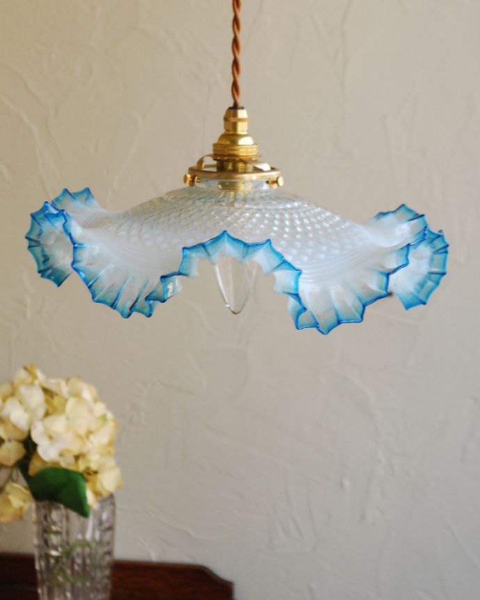 ペンダントライト　照明・ライティング　憧れのアンティークミルクシェード ペンダントライト（コード・シャンデリア電球・ギャラリーA付き）。【 シェードのサイズ 】幅30×奥行30×高さ8.5cmコードは50、80cm以外にも、ご希望の長さで加工してお届けします。(x-403-z-1)