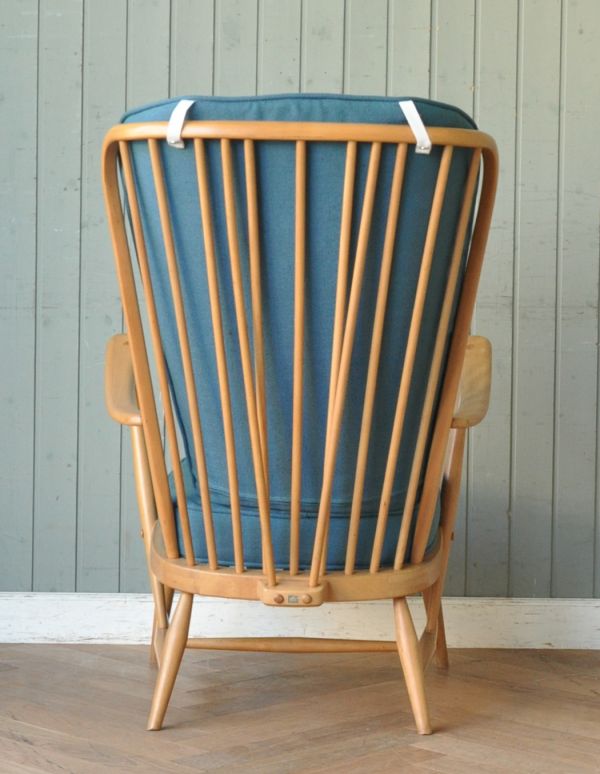 アーコールの家具　アンティーク チェア　アーコール社のアンティークソファ、1人掛けのラウンジチェア。後ろから見ても絵になるのがアーコールのよさ。(x-404-c)