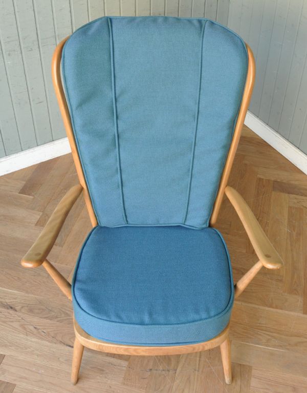 アーコールの家具　アンティーク チェア　アーコール社のアンティークソファ、1人掛けのラウンジチェア。広々としていて、座りやすい座面。(x-404-c)