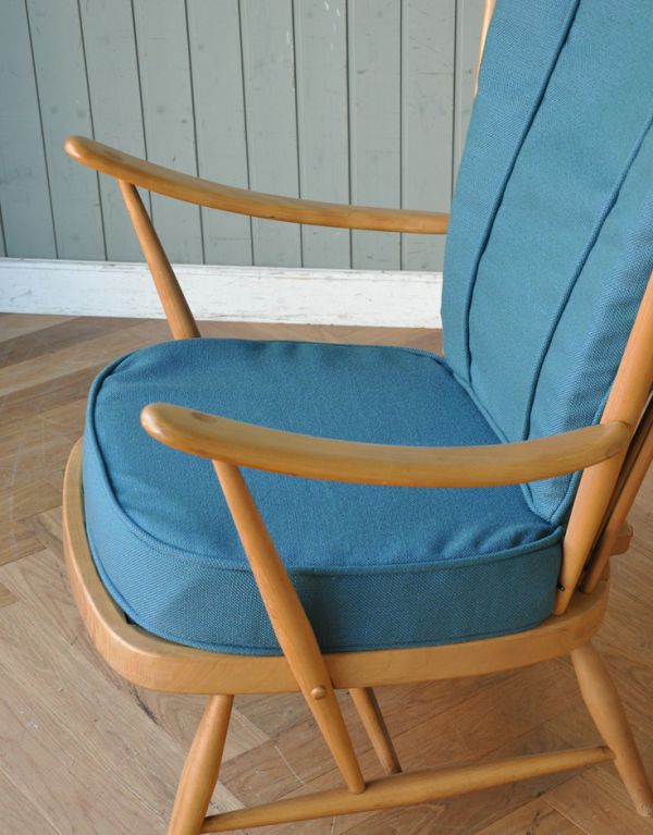 アーコールの家具　アンティーク チェア　アーコール社のアンティークソファ、1人掛けのラウンジチェア。スッキリした肘置きはアーコールならでは。(x-404-c)