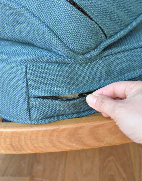 アーコールの家具　アンティーク チェア　アーコール社のアンティークソファ、1人掛けのラウンジチェア。クッションカバーは全てチャックで取り外せるカバーリング仕様になっています。(x-404-c)