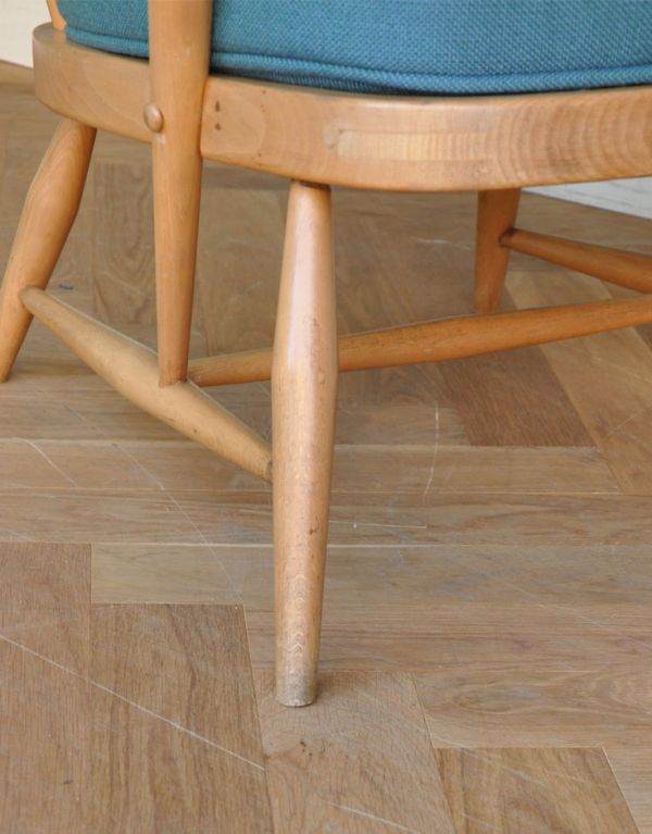 アーコールの家具　アンティーク チェア　アーコール社のアンティークソファ、1人掛けのラウンジチェア。細い脚。(x-404-c)