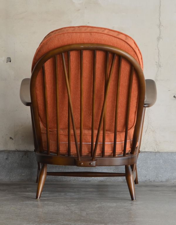 アーコールの家具　アンティーク チェア　アーコール社のアンティークソファ、1人掛けのラウンジチェア(オレンジ)。後ろから見ても絵になるのがアーコールのよさ。(x-409-c)
