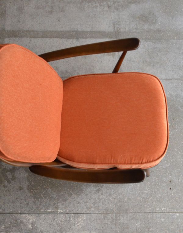 アーコールの家具　アンティーク チェア　アーコール社のアンティークソファ、1人掛けのラウンジチェア(オレンジ)。広々としていて、座りやすい座面。(x-409-c)