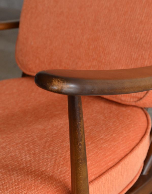 アーコールの家具　アンティーク チェア　アーコール社のアンティークソファ、1人掛けのラウンジチェア(オレンジ)。スッキリした肘置きはアーコールならでは。(x-409-c)