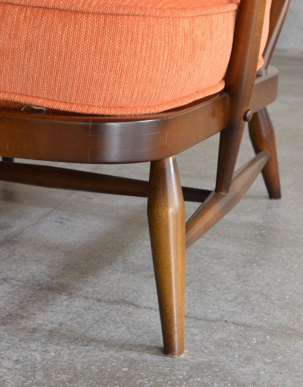 アーコールの家具　アンティーク チェア　アーコール社のアンティークソファ、1人掛けのラウンジチェア(オレンジ)。細い脚。(x-409-c)