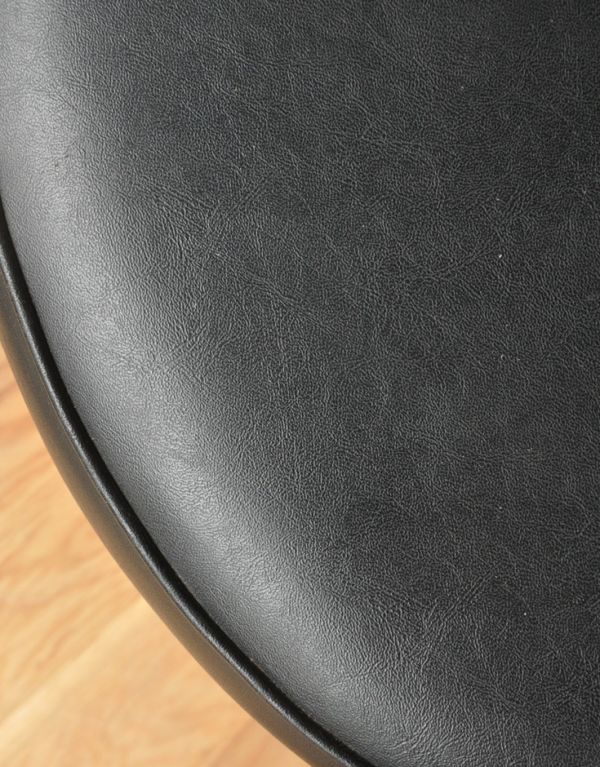 ダイニングチェア　アンティーク チェア　G-planのヴィンテージチェア、ブラックの張り地がカッコイイスツール。張り地も当時のものをそのまま使用しています。(x-411-c)