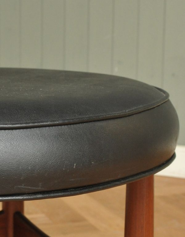 G-planのヴィンテージチェア、ブラックの張り地がカッコイイスツール(x