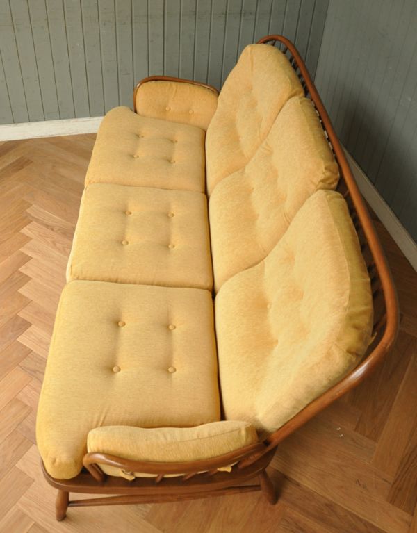 黄色が可愛いアンティークチェア、アーコールの3シーターソファ