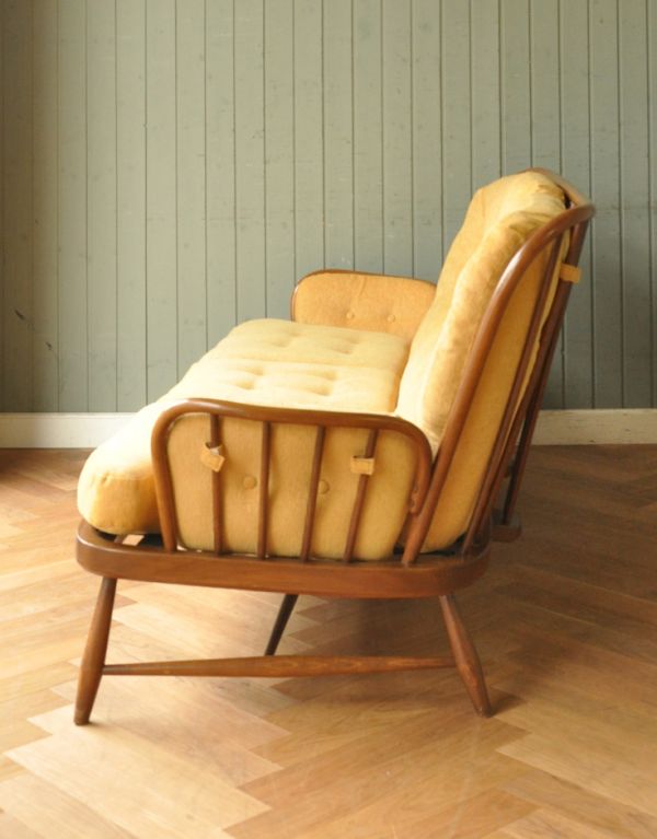 黄色が可愛いアンティークチェア、アーコールの3シーターソファ