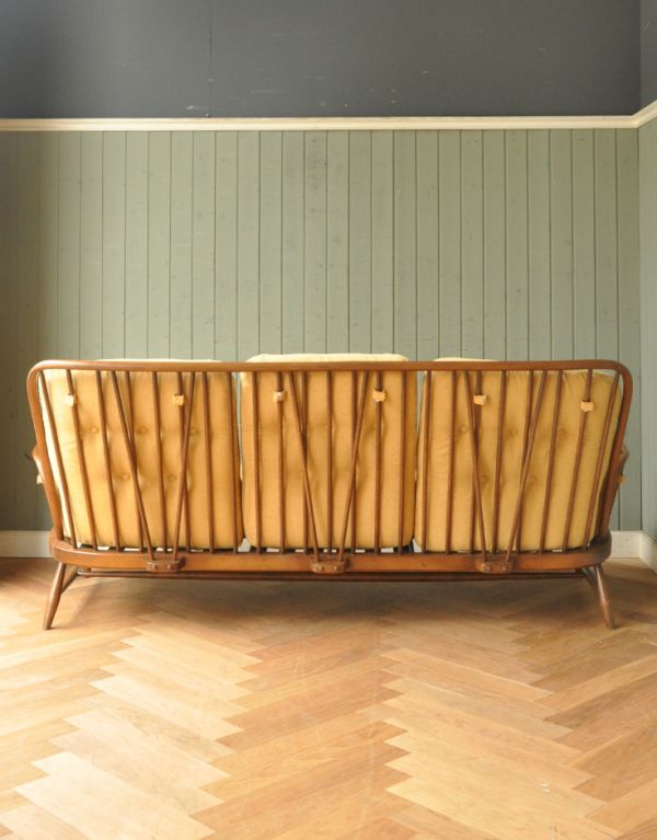 黄色が可愛いアンティークチェア、アーコールの3シーターソファ