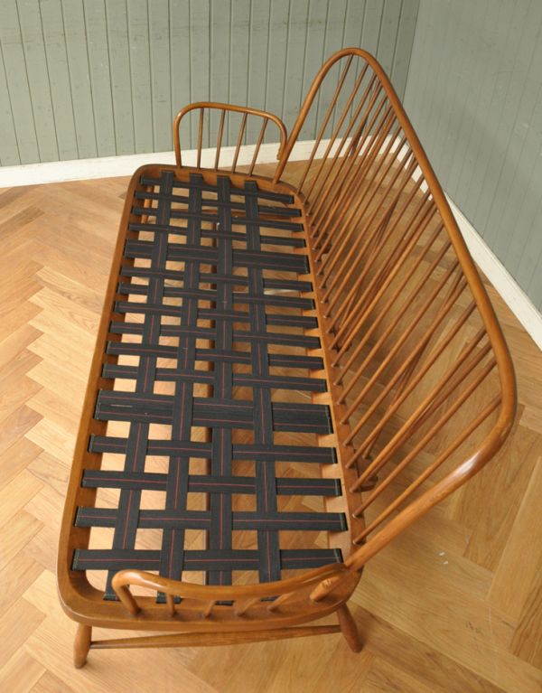 黄色が可愛いアンティークチェア、アーコールの3シーターソファ