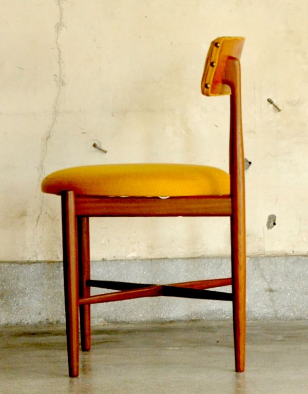 ダイニングチェア アンティーク チェア Gプランのフレスコシリーズのヴィンテージチェア、ダイニングチェア(イエロー)。横から見た感じ。(x-417-c)