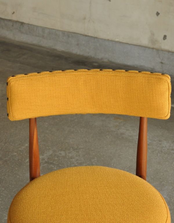 ダイニングチェア アンティーク チェア Gプランのフレスコシリーズのヴィンテージチェア、ダイニングチェア(イエロー)。背もたれも座面とお揃いのクッションがあります。(x-417-c)