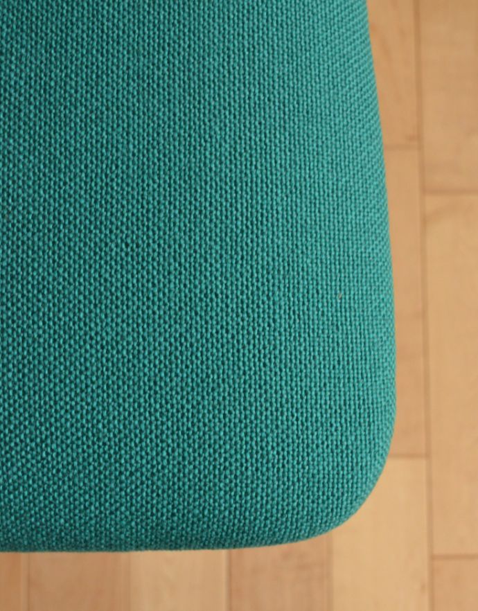 G-PLAN(Gプラン)　アンティーク チェア　長く使える北欧インテリア、シンプルなG-planのダイニングチェア。パッと明るくなるような鮮やかなグリーン色の生地に張り替えました。(x-422-c)