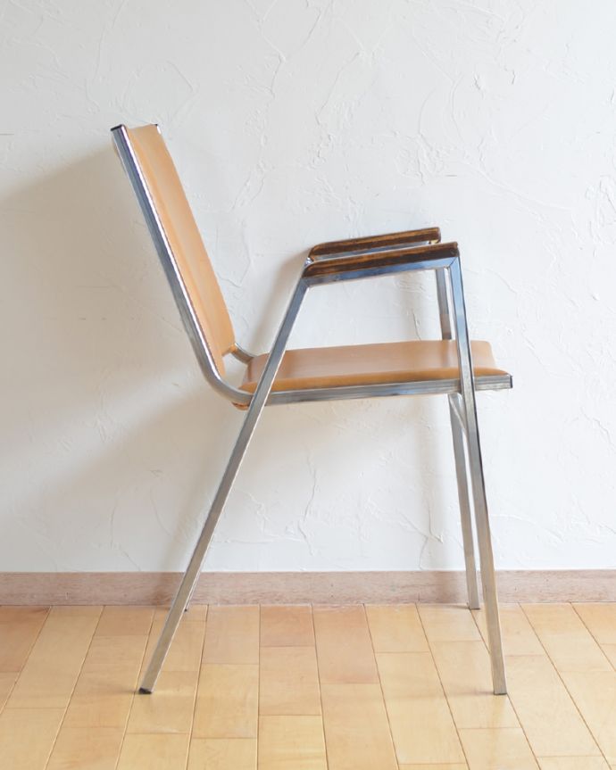 サロンチェア アンティーク チェア クールなアクセントにピッタリ、イギリスで見つけたスチールフレームのヴィンテージアームチェア。深く腰掛けると、とっても気持ちいいです。(x-428-c)