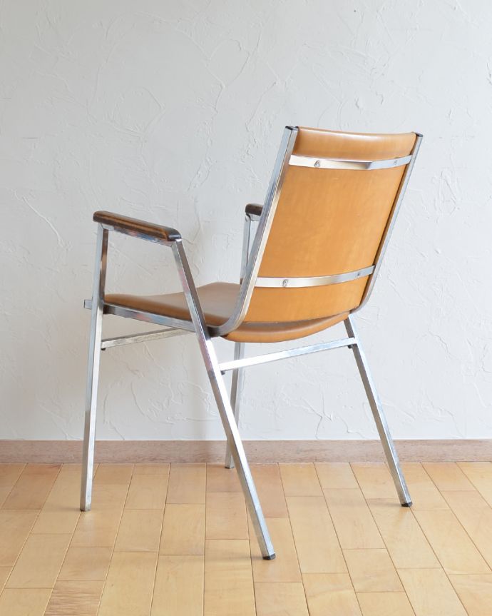 サロンチェア アンティーク チェア クールなアクセントにピッタリ、イギリスで見つけたスチールフレームのヴィンテージアームチェア。アンティークは新品ではないので、もちろん経年変化によるキズはありますが、専門の職人が目立たないようキレイにお直しをしているので、後姿までキレイです。(x-428-c)