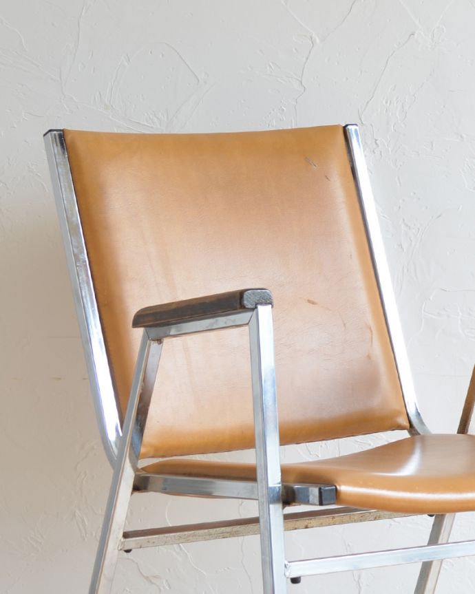 サロンチェア アンティーク チェア クールなアクセントにピッタリ、イギリスで見つけたスチールフレームのヴィンテージアームチェア。背もたれにもクッションが付いています。(x-428-c)