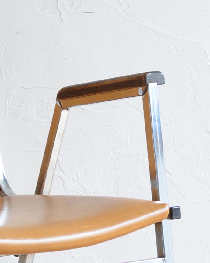 サロンチェア アンティーク チェア クールなアクセントにピッタリ、イギリスで見つけたスチールフレームのヴィンテージアームチェア。シャープなラインのアームが付いています。(x-428-c)