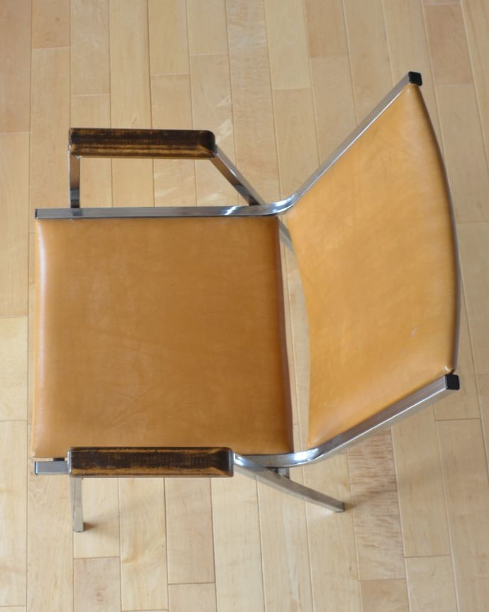 サロンチェア アンティーク チェア クールなアクセントにピッタリ、イギリスで見つけたスチールフレームのヴィンテージアームチェア。座面は広々しているので、掛け心地バツグン!ダイニングやリビングもいいですが、書斎のデスクチェアにもおススメなんです。(x-428-c)