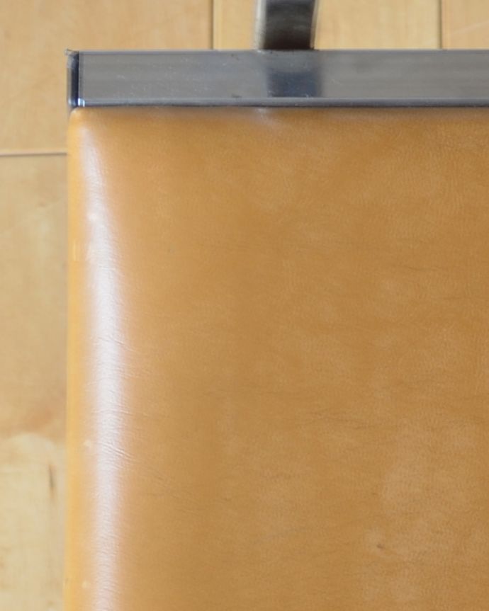 サロンチェア アンティーク チェア クールなアクセントにピッタリ、イギリスで見つけたスチールフレームのヴィンテージアームチェア。座面の張り地は、革製になっています。(x-428-c)