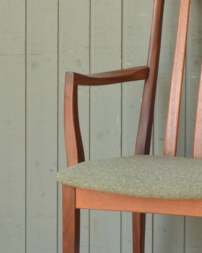 G-PLAN(Gプラン)　アンティーク チェア　アーム付きのG-PLANダイニングチェア、木製フレームのヴィンテージチェア。肘が乗せられます。(x-431-c)