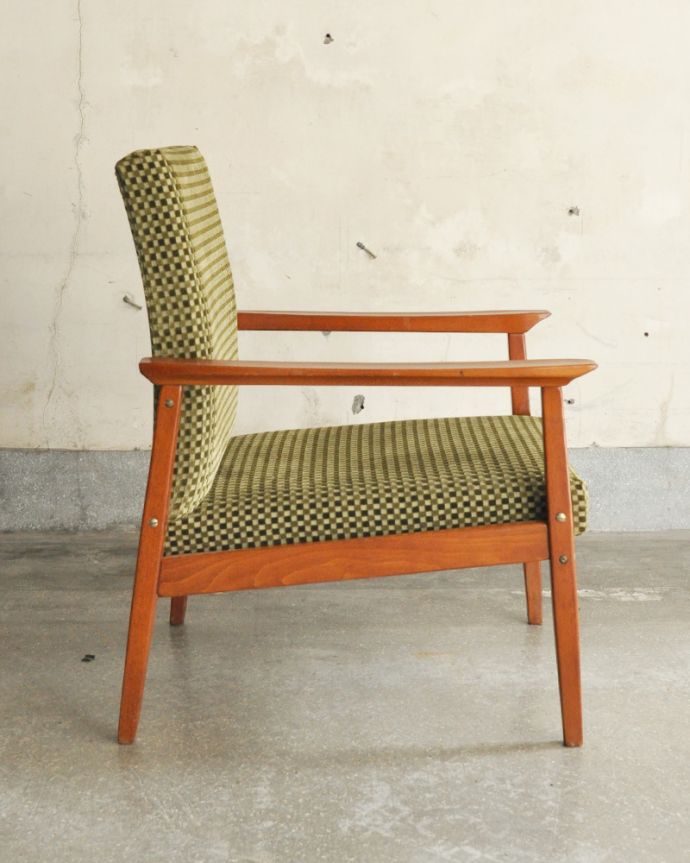 1Pソファ(ラウンジチェア) アンティーク チェア 北欧スタイルのお洒落なグリーンのヴィンテージアームチェア(1Pソファ)。深く腰掛けると、とっても気持ちいいです。(x-437-c)