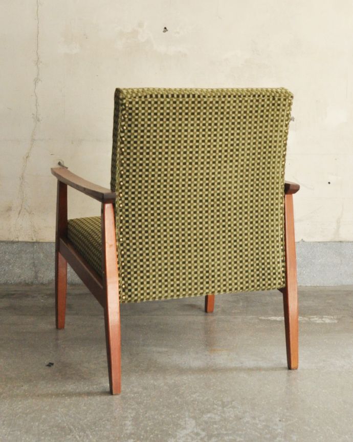 1Pソファ(ラウンジチェア) アンティーク チェア 北欧スタイルのお洒落なグリーンのヴィンテージアームチェア(1Pソファ)。後ろから見ても絵になるアンティークチェアです。(x-437-c)