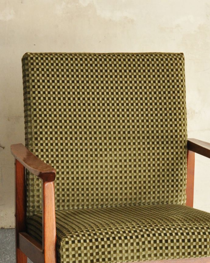 1Pソファ(ラウンジチェア) アンティーク チェア 北欧スタイルのお洒落なグリーンのヴィンテージアームチェア(1Pソファ)。背もたれまでキレイに張り込まれたチェアです。(x-437-c)