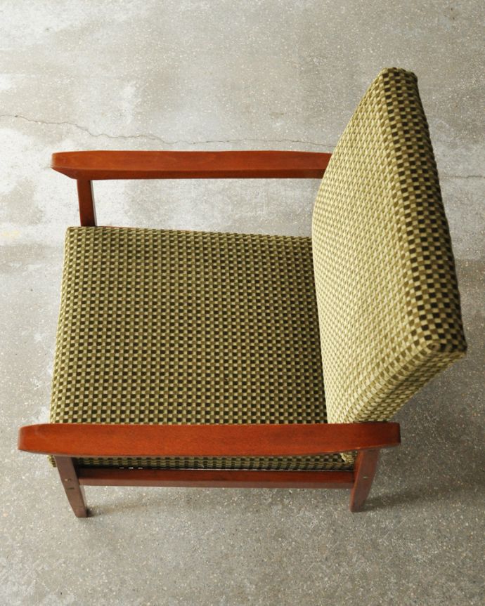 1Pソファ(ラウンジチェア) アンティーク チェア 北欧スタイルのお洒落なグリーンのヴィンテージアームチェア(1Pソファ)。座面は広々しているので、掛け心地バツグン!ふわっとした掛け心地をお楽しみ下さい。(x-437-c)