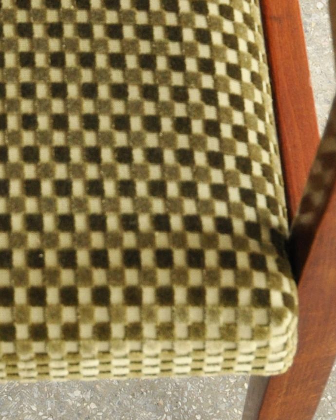 1Pソファ(ラウンジチェア) アンティーク チェア 北欧スタイルのお洒落なグリーンのヴィンテージアームチェア(1Pソファ)。どんなお部屋にもすんなりと馴染んでくれる抹茶色をセレクトしました。(x-437-c)