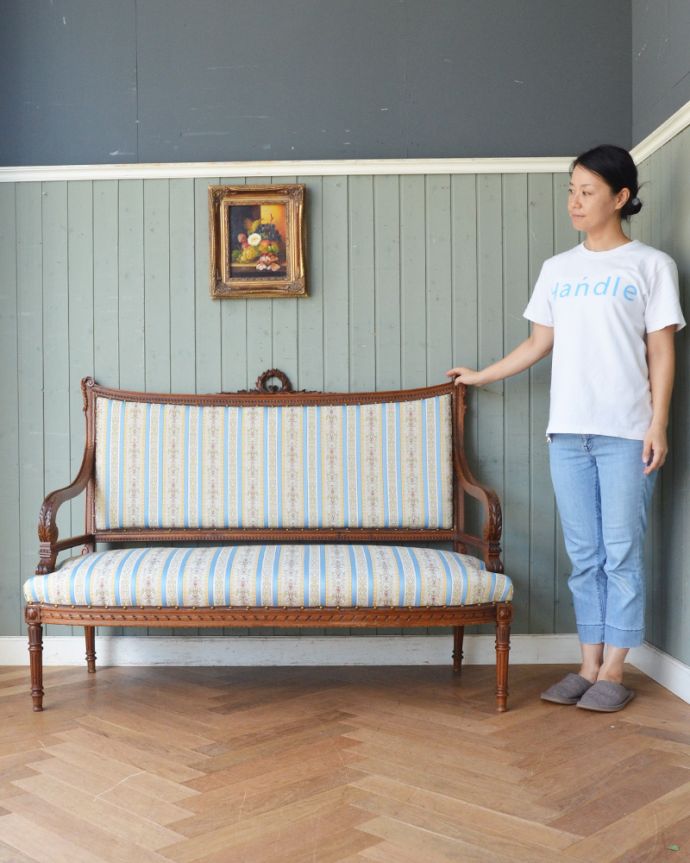 セティ・ソファ・ベンチ　アンティーク チェア　フランスから来たインテリア、彫りが美しいアンティークセティ（２Pソファ）。飾っても使っても楽しめる椅子です。(x-441-c)