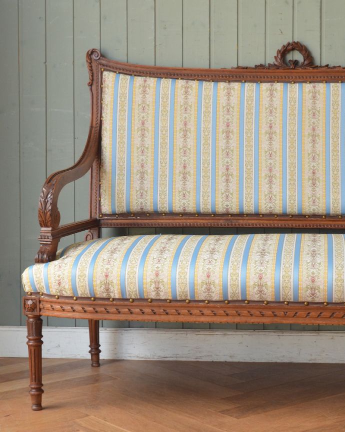 セティ・ソファ・ベンチ　アンティーク チェア　フランスから来たインテリア、彫りが美しいアンティークセティ（２Pソファ）。どこをとっても美しいシルエットのアンティークソファ。(x-441-c)