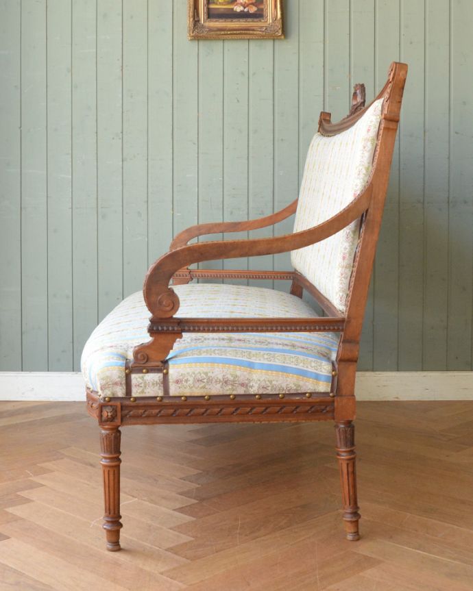 セティ・ソファ・ベンチ　アンティーク チェア　フランスから来たインテリア、彫りが美しいアンティークセティ（２Pソファ）。横から見ても綺麗な装飾が楽しめます。(x-441-c)