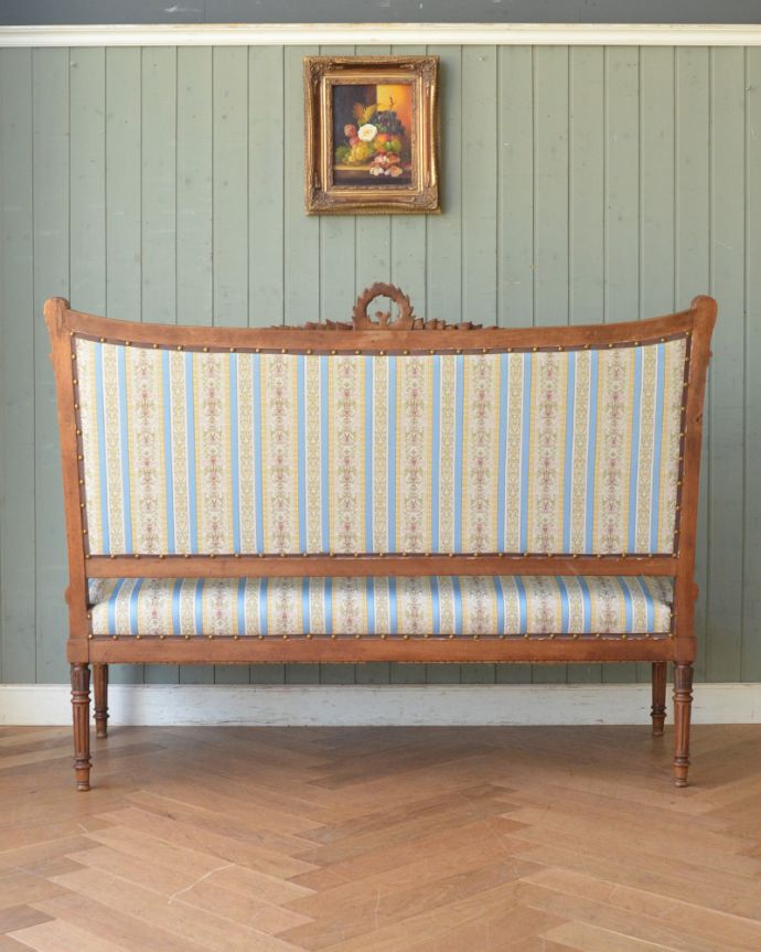 セティ・ソファ・ベンチ　アンティーク チェア　フランスから来たインテリア、彫りが美しいアンティークセティ（２Pソファ）。アンティークらしく、流行を追わずに長く使えるデザイン。(x-441-c)