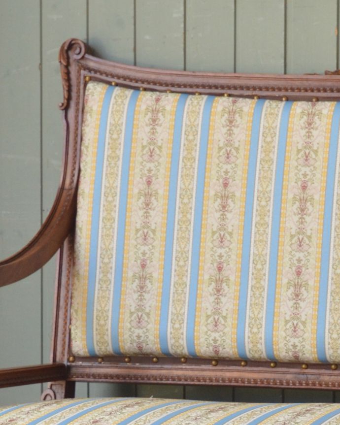 セティ・ソファ・ベンチ　アンティーク チェア　フランスから来たインテリア、彫りが美しいアンティークセティ（２Pソファ）。木目や色は1脚1脚微妙に違いますが、どれもキレイに仕上げています。(x-441-c)