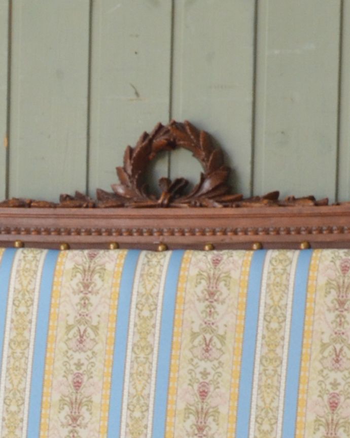 セティ・ソファ・ベンチ　アンティーク チェア　フランスから来たインテリア、彫りが美しいアンティークセティ（２Pソファ）。隅々まで装飾が施されたデザインです。(x-441-c)