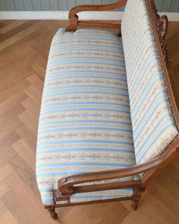 セティ・ソファ・ベンチ　アンティーク チェア　フランスから来たインテリア、彫りが美しいアンティークセティ（２Pソファ）。アーム付きのくつろぎやすいチェアです。(x-441-c)