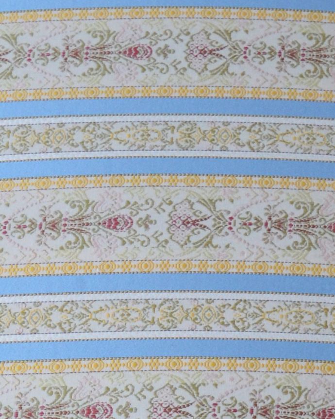 セティ・ソファ・ベンチ　アンティーク チェア　フランスから来たインテリア、彫りが美しいアンティークセティ（２Pソファ）。チェアのデザインをより華やかに魅せてくれる生地。(x-441-c)