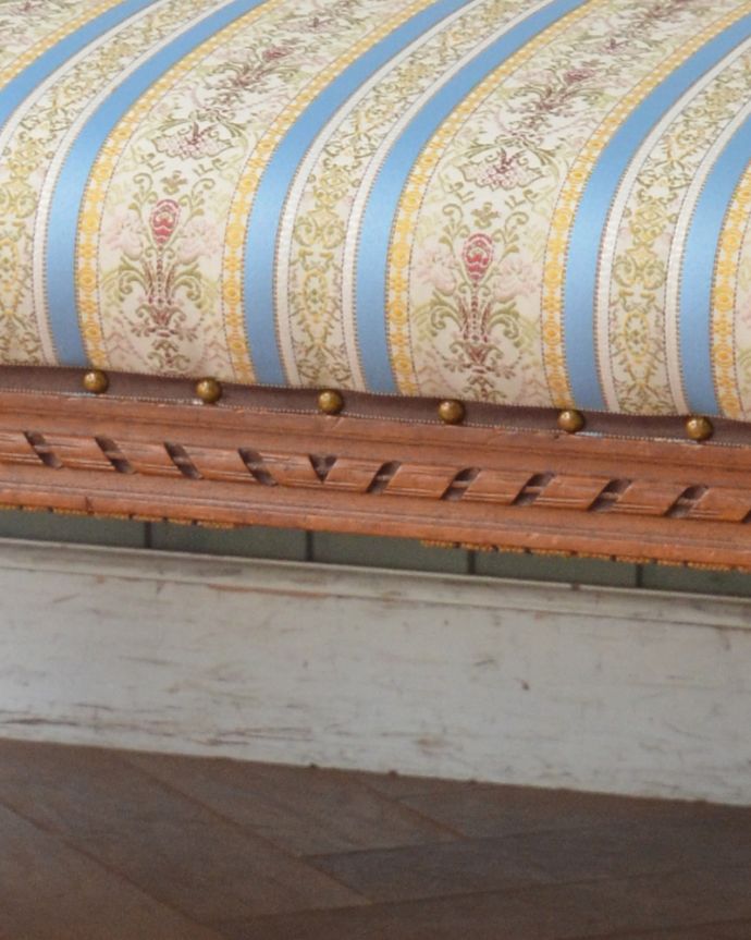 セティ・ソファ・ベンチ　アンティーク チェア　フランスから来たインテリア、彫りが美しいアンティークセティ（２Pソファ）。座ってしまうと見えなくなるところにまで、こだわった彫りの装飾が施されています。(x-441-c)