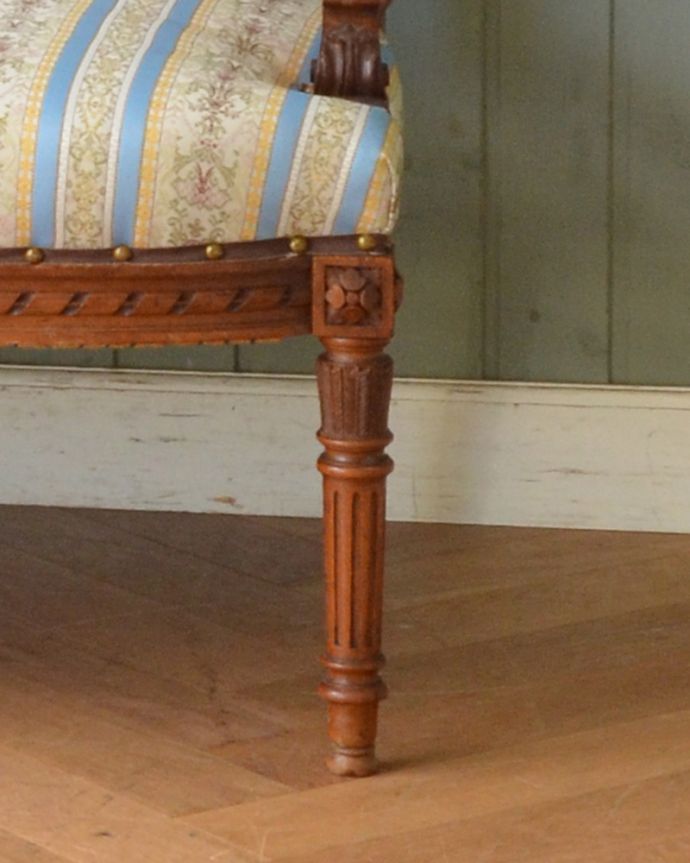 セティ・ソファ・ベンチ　アンティーク チェア　フランスから来たインテリア、彫りが美しいアンティークセティ（２Pソファ）。きちんとメンテナンスをしているので、大柄な男性でも安心してお掛けください。(x-441-c)