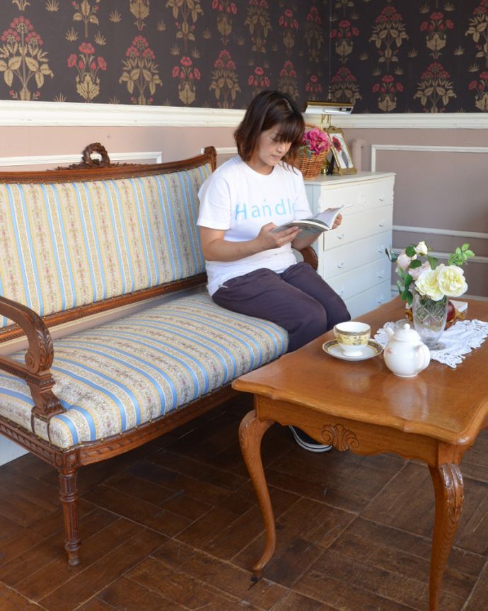 セティ・ソファ・ベンチ　アンティーク チェア　フランスから来たインテリア、彫りが美しいアンティークセティ（２Pソファ）。見るだけじゃなく実際座って使える美しいセティうっとりするくらいのフォルム。(x-441-c)