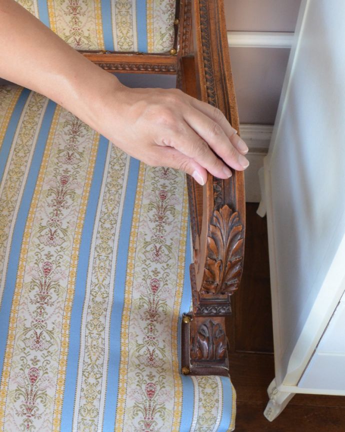 セティ・ソファ・ベンチ　アンティーク チェア　フランスから来たインテリア、彫りが美しいアンティークセティ（２Pソファ）。アーム付きのくつろぎやすいチェアです。(x-441-c)