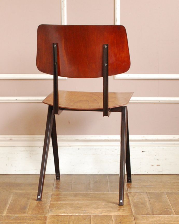 北欧ビンテージスタイル　アンティーク チェア　インダストリアルな雰囲気がカッコイイ、GALVANITAS（ガルバニタス）ヴィンテージチェア。スッキリとキレイな後ろ姿です。(x-442-c)