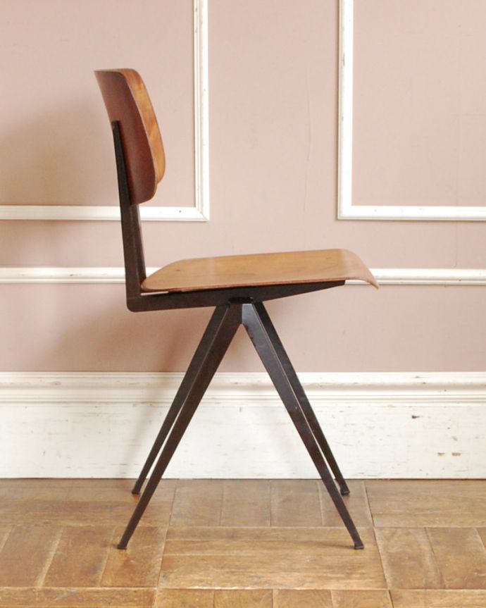 北欧ビンテージスタイル　アンティーク チェア　インダストリアルな雰囲気がカッコイイ、GALVANITAS（ガルバニタス）ヴィンテージチェア。玄関などの狭い空間に置いてもステキです。(x-442-c)